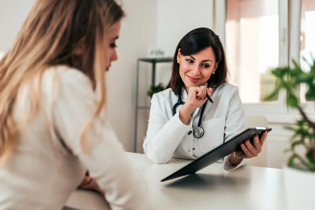 paciente con médico anestesiólogo en el preoperatorio