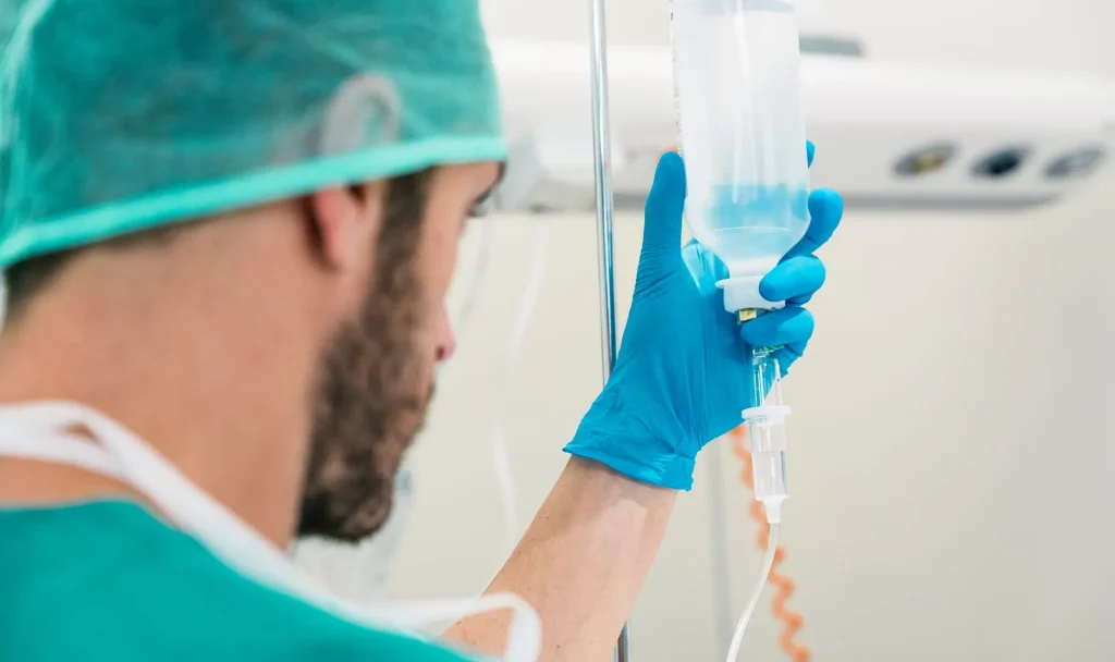 Joven médico anestesiólogo en Barcelona vestido con bata verde