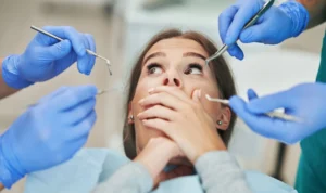 mujer con miedo al dentista